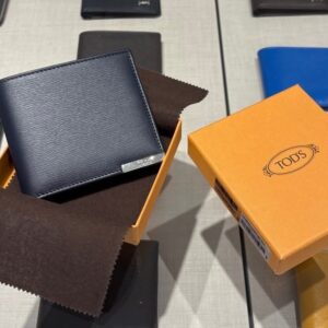 Tod’s 水波紋皮革8卡男短夾